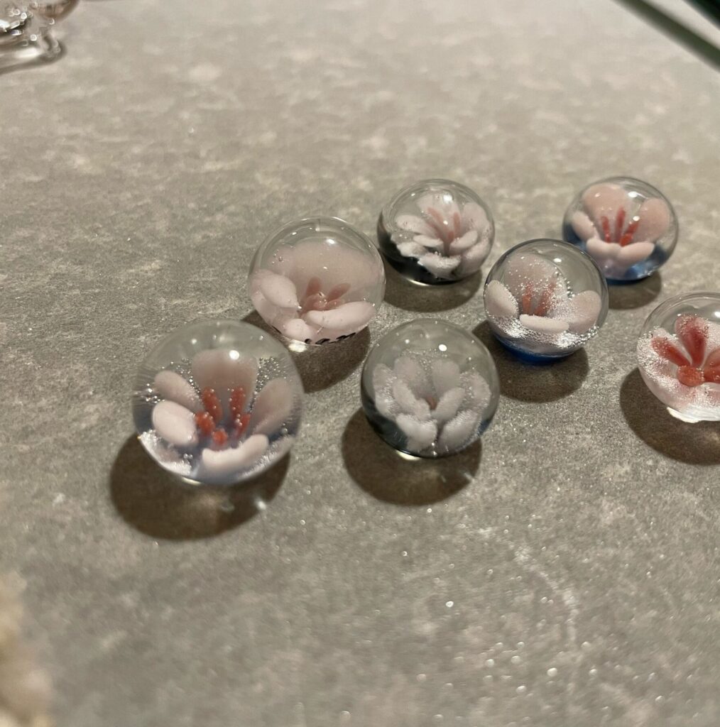 桜のガラス玉の画像